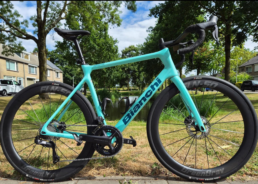 Een Bianchi Infinito wielrenfiets afgemonteerd met een GreenGrav FLN-50 carbon wielset.
