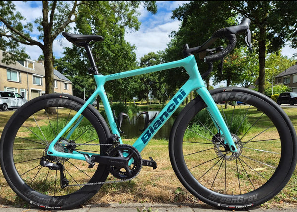 Een Bianchi Infinito wielrenfiets afgemonteerd met een GreenGrav FLN-50 carbon wielset.