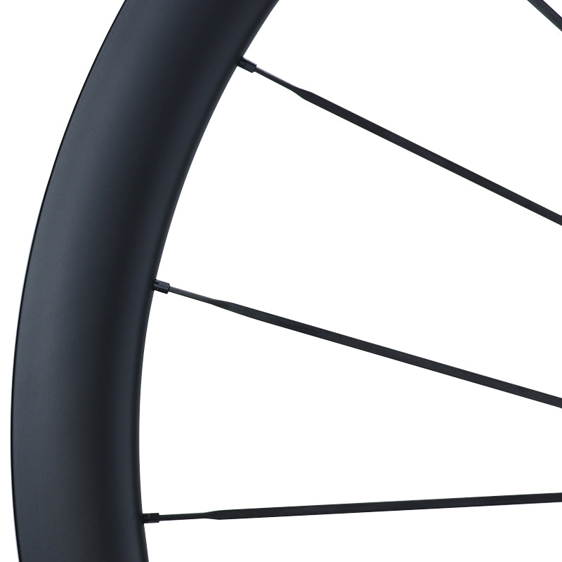 Detailopname carbon velgrand met UCI-certificering en carbon spaken voor gravelbike bij greengrav wheels laagste gewicht en prijs