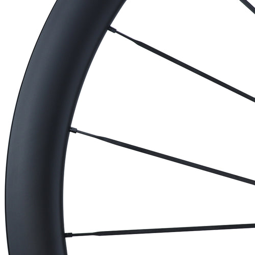 Detailopname carbon velgrand met UCI-certificering en carbon spaken voor gravelbike bij greengrav wheels laagste gewicht en prijs