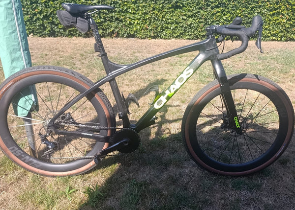 Een Chaos carbon gravelfiets uitgerust met GreenGrav Wheels aerodynamische carbon wielen.
