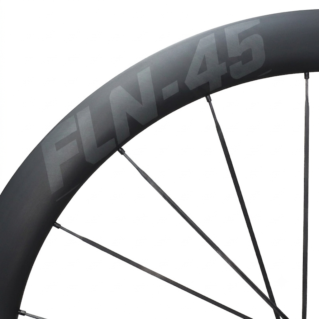 Zwart matte carbon velg van de GreenGrav FLN-45 gravel wielset met carbon spaken.
