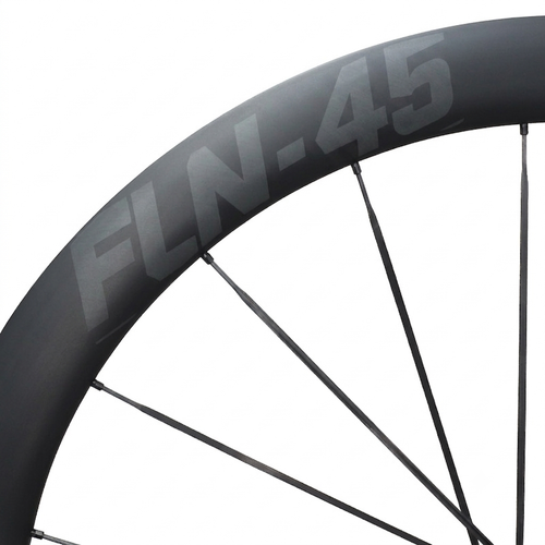 Zwart matte carbon velg van de GreenGrav FLN-45 gravel wielset met carbon spaken.