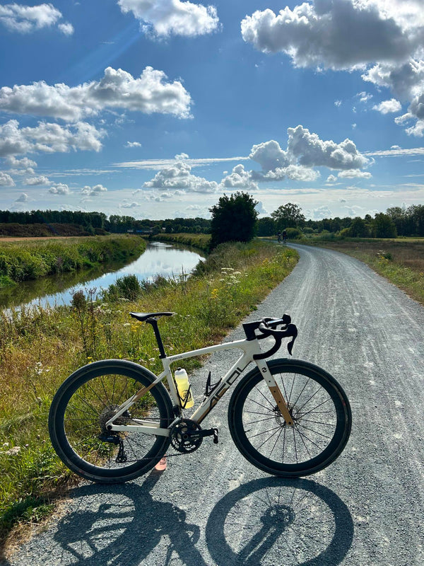 Een beige Aeol Tuscia gravelbike  GreenGrav FLN-45 carbon wielen
