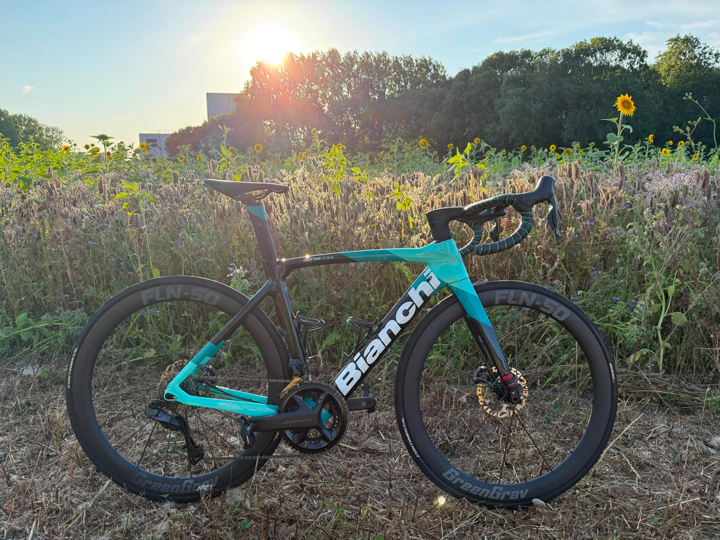 Een Bianchi Oltre XR4 racefiets uitgerust met een GreenGrav FLN-50 carbon wielset.