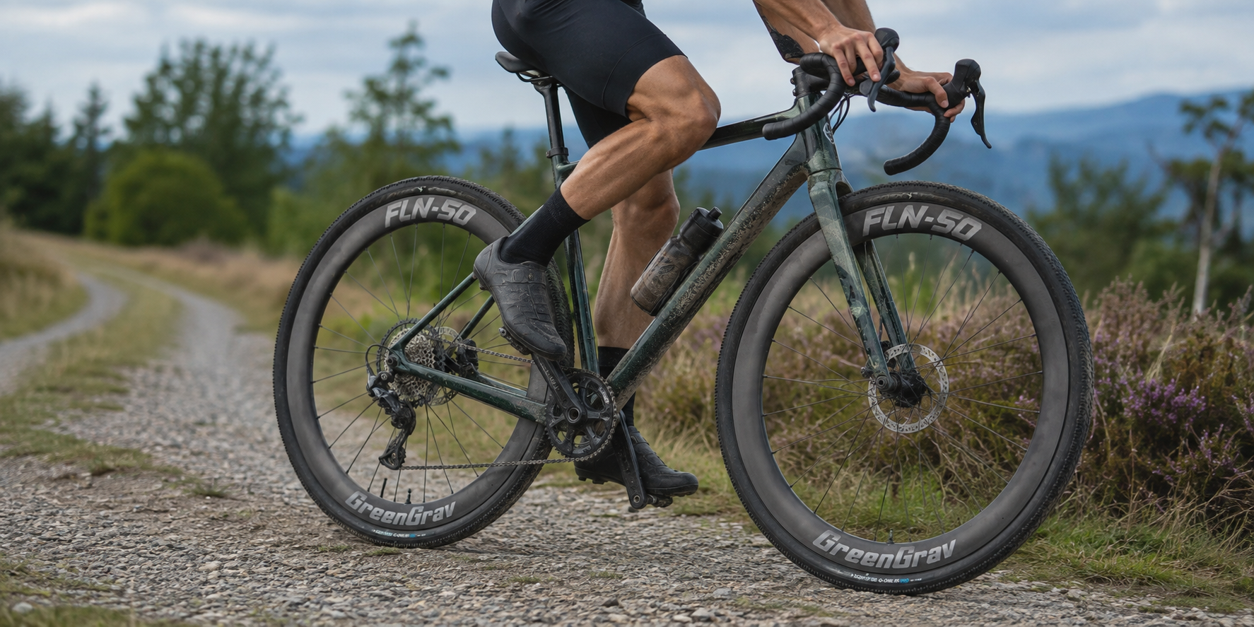 Greengrav FLN-50 carbon gravel wielen gemonteerd op een gravelbike rijdend op een onverhard pad