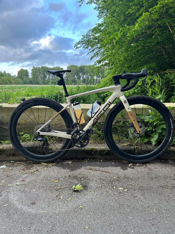  Acol Tuscia carbon gravelbike met Greengrav carbon wielen. FLN-45 licht en carbon spaken