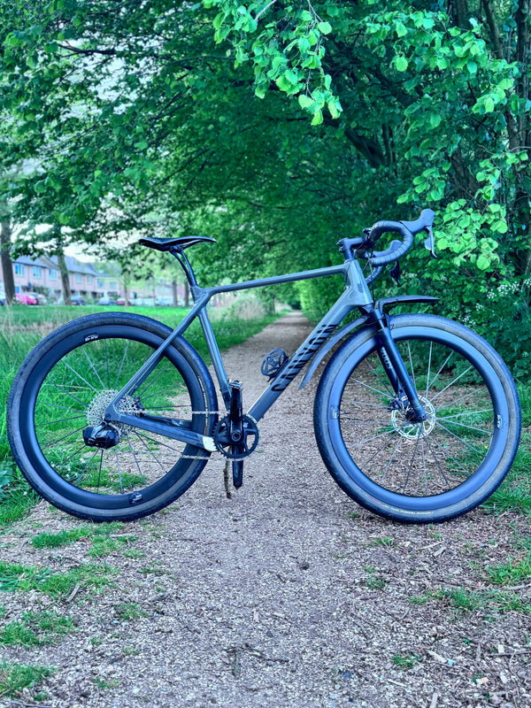 Canyon Grail CF SL gravelbike met een aerodynamische Greengrav FLN-45 carbon wielset 1165 gram