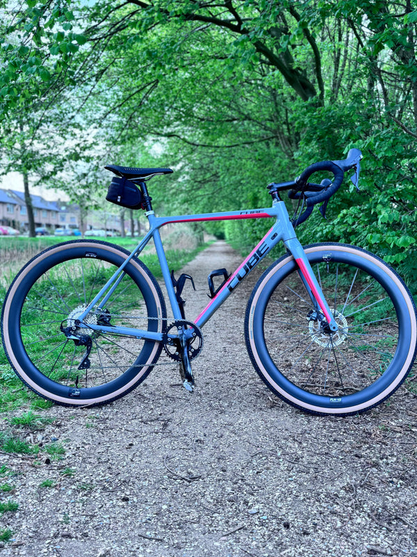 Cube Cross Race Pro cyclocrosser gemonteerd met een handgespaakte Greengrav carbon wielset en ratchet naven