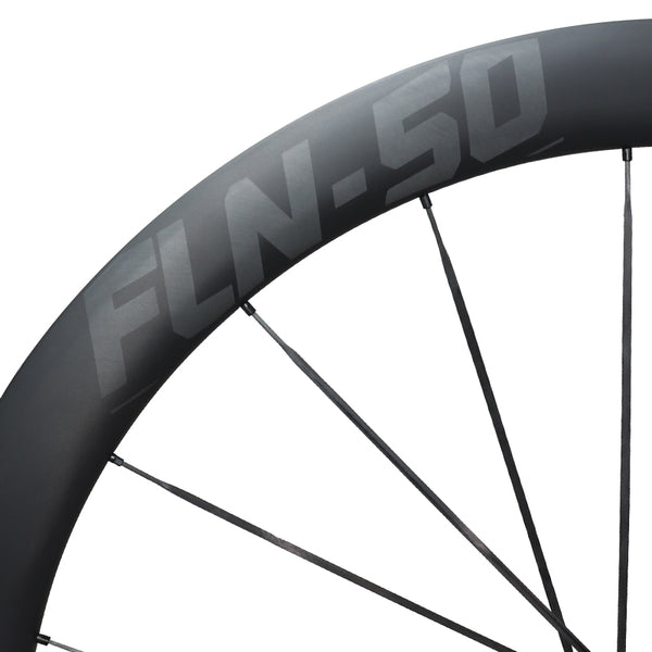 Detailopname van een 150 PSI geteste carbon gravel velg die voldoet aan de hoogste UCI-normen voor maximale impactbestendigheid. beste wielset van GreenGrav wheels