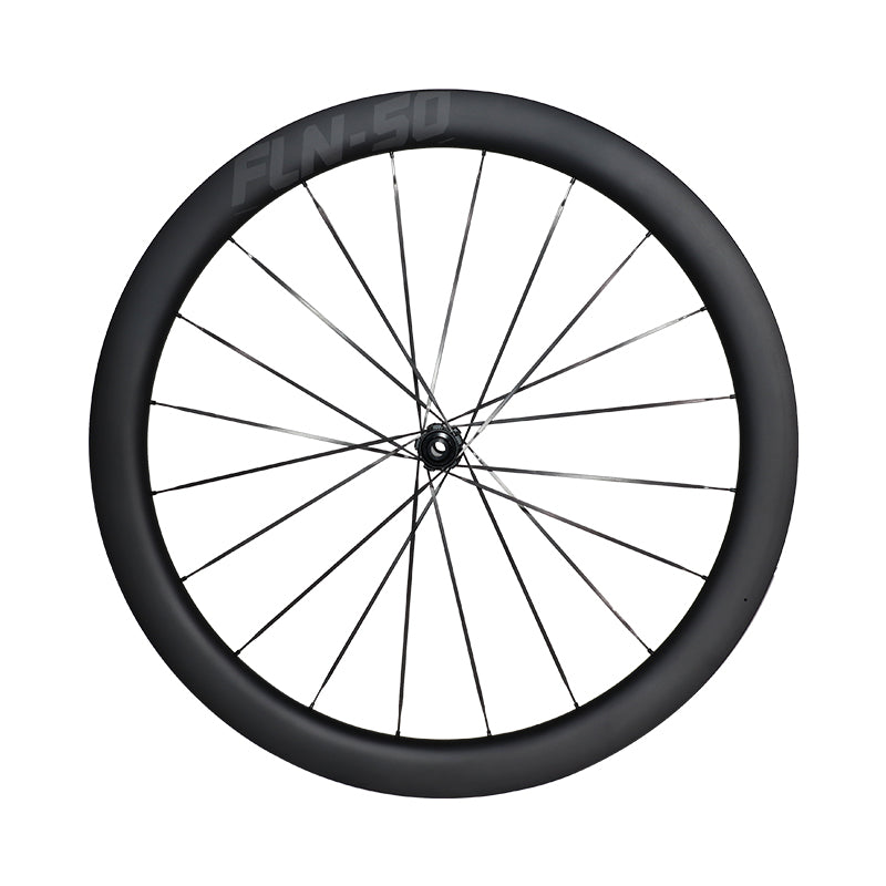 Recht zijaanzicht van een Greengrav FLN-50 carbon wiel - Lichtgewicht constructie van slechts 1195 gram per set