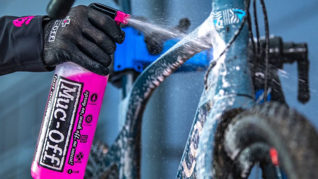 Schoonmaken van een gravelbike met Muc-Off Bike Cleaner fietsspray