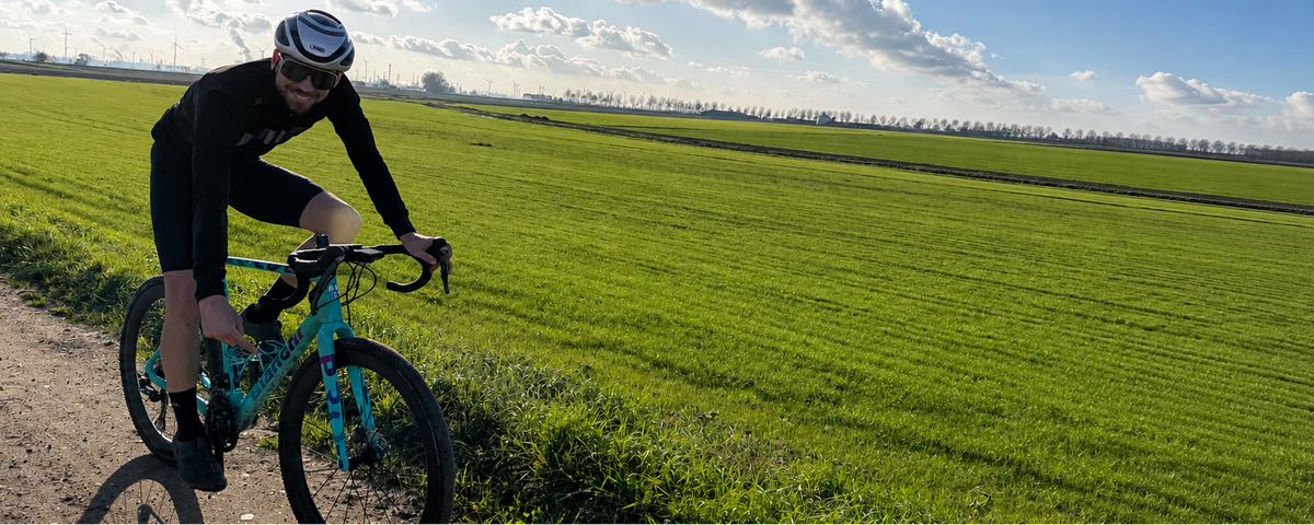 Oprichter van GreenGrav op een Bianchi gravelbike met GreenGrav carbon wielen op een onverhard pad