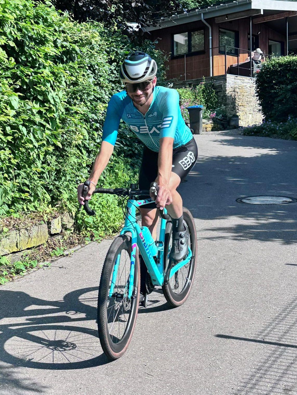 Oprichter van GreenGrav wielersport op een gravelbike met carbon wielen op het asfalt